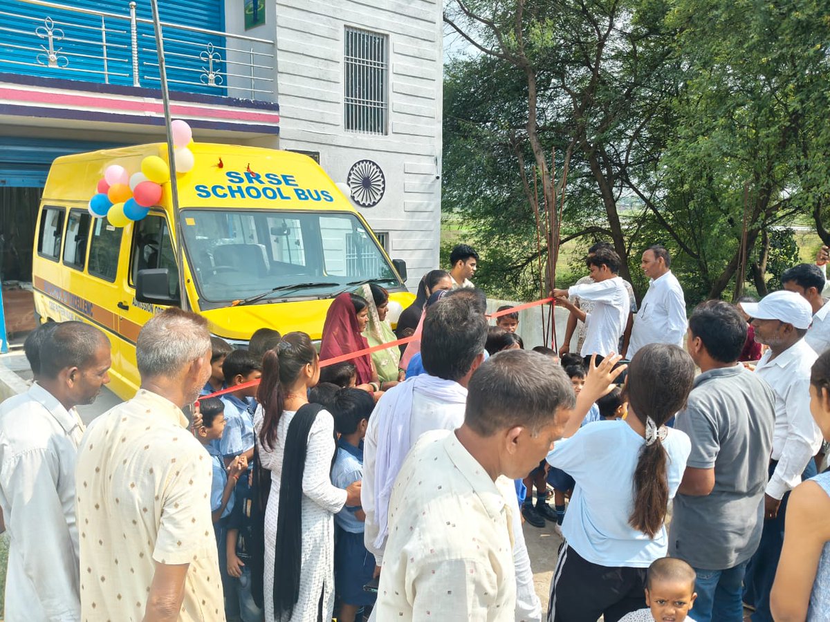 ErSureshRam1's tweet photo. SR School of Excellence में नए स्कूल बस का उद्घाटन किया गया इस मौके पर बच्चों को इलाके भ्रमण कराया गया। https://t.co/1CzOmPmuTS