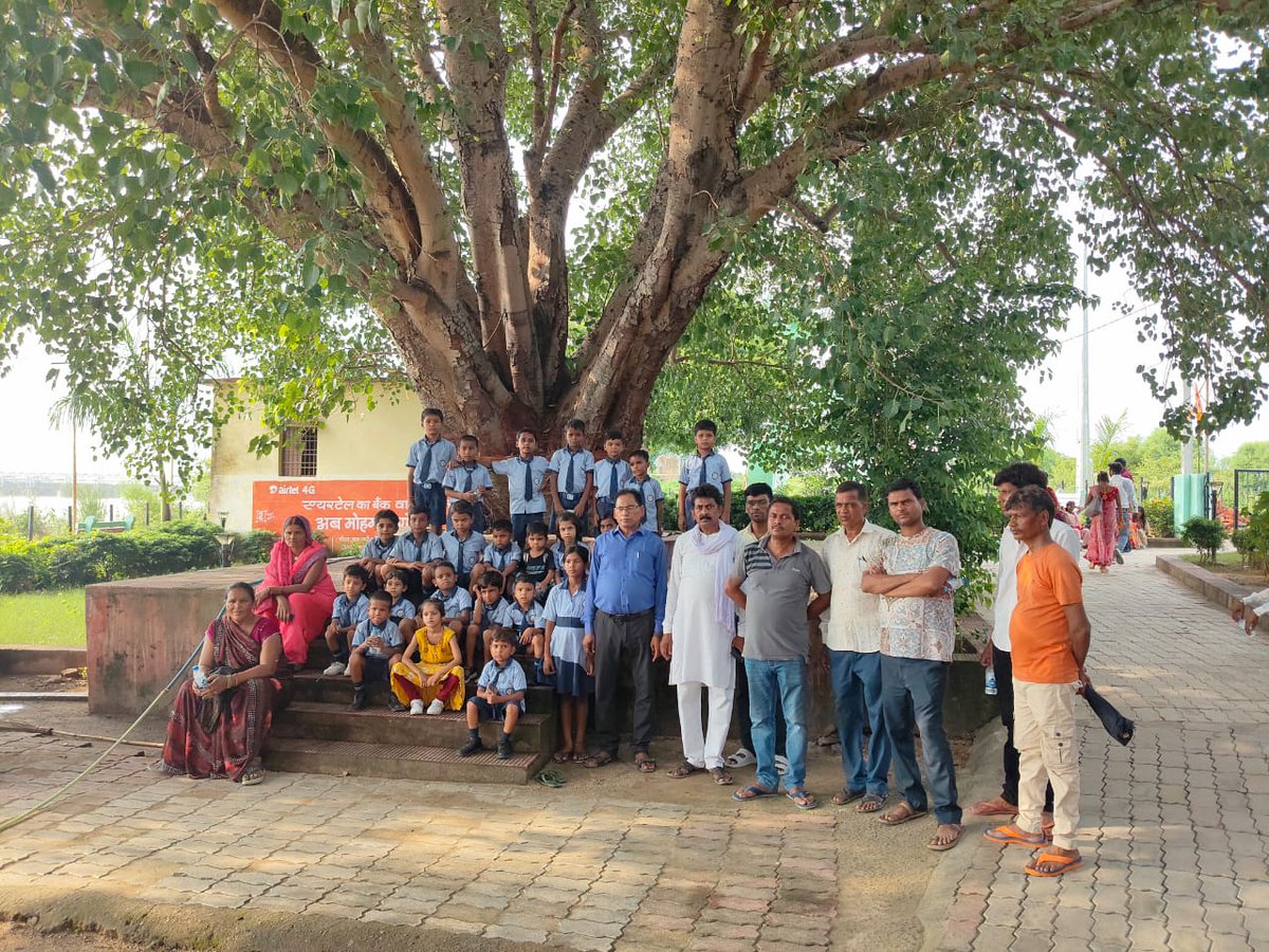 ErSureshRam1's tweet photo. SR School of Excellence में नए स्कूल बस का उद्घाटन किया गया इस मौके पर बच्चों को इलाके भ्रमण कराया गया। https://t.co/1CzOmPmuTS
