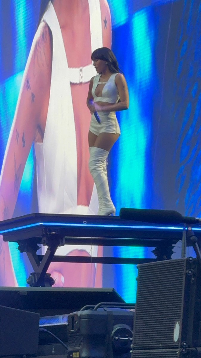 UMUSICA's tweet photo. ¿Quién pidió una dosis de magia, música y emociones?
Madrid ya está viviendo la Metamorfosis Season y nosotros estamos llorando 😭🦋

#Aitana #MetamorfosisSeasonMad https://t.co/ilNwcyBcko
