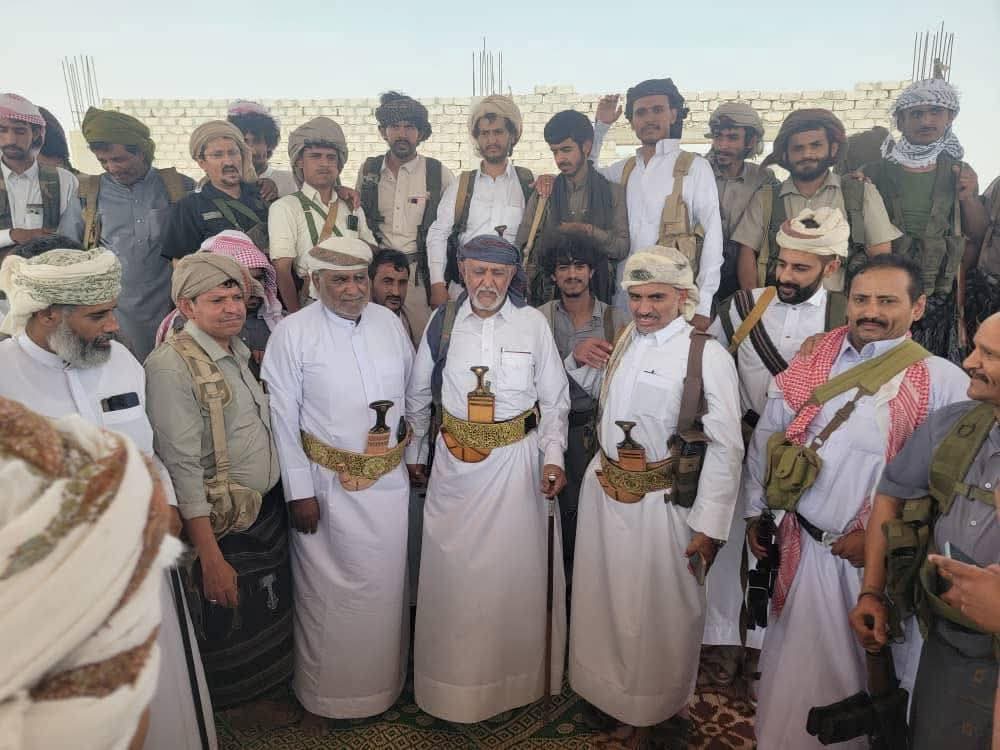 سـفـينة الـوحـدة ولـو فـيها ثـقوب
أحـنـا لـها واجـسادنا طـوق الـنجاة

لا تَـحلَموا يا ذي تَبَوْ فصل الجنوب
مـا يـنفصل واحـنا على قيد الحياة

لـو باتفِذ الشمس من حيث الغروب
مـحـال، والا الـيـابسة تـرجَـع مـياه

وتـأكدوا لـو يـنبت الـحب الـكهوب
والماء على جمر اللهب يشعل لَصاه