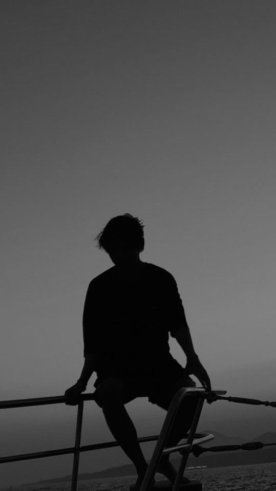 मैं कहानी फुर्सत का हूं,

और ज़माना जल्दबाज़ी में हैं...🫥💔