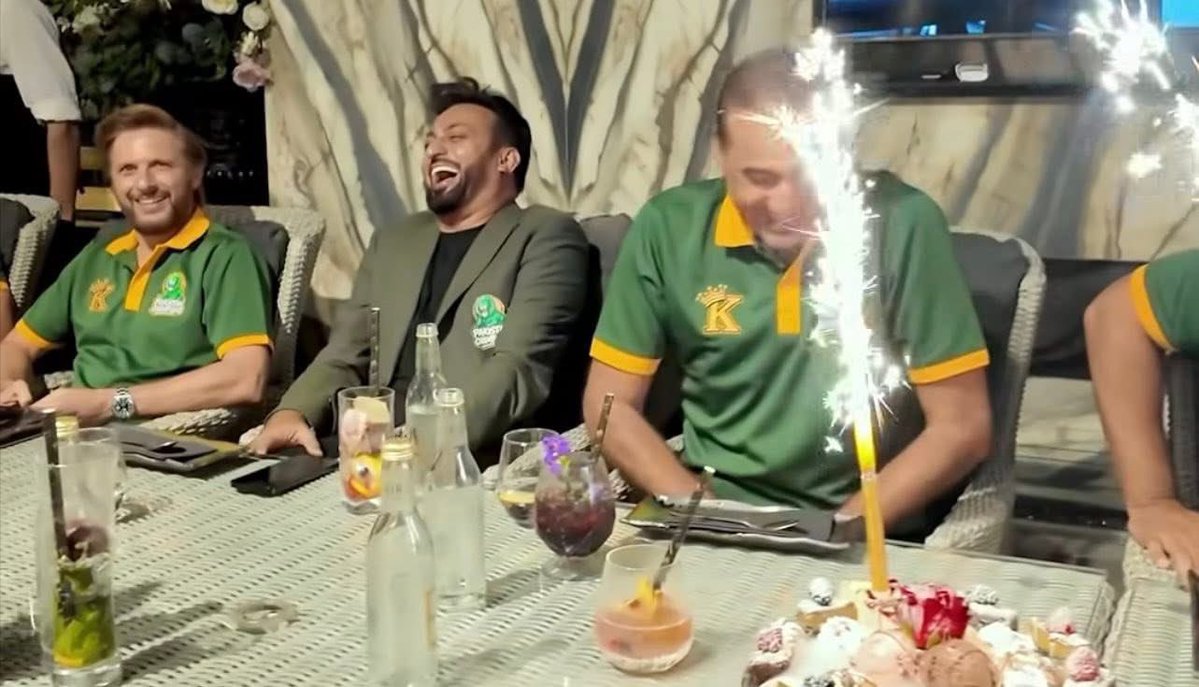 Azhar Javaid (@azharjavaiduk) on Twitter photo ایک شخص کا اتنا خوف لالہ <a href="/SAfridiOfficial/">Shahid Afridi</a> نے انڈین ٹیم کو گراونڈ چھوڑ کر بھاگنے پر مجبور کردیا جشن تو بنتا ہے congratulations Team Pakistan on reaching in finals ایک شخص کا اتنا خوف لالہ <a href="/SAfridiOfficial/">Shahid Afridi</a> نے انڈین ٹیم کو گراونڈ چھوڑ کر بھاگنے پر مجبور کردیا جشن تو بنتا ہے congratulations Team Pakistan on reaching in finals
