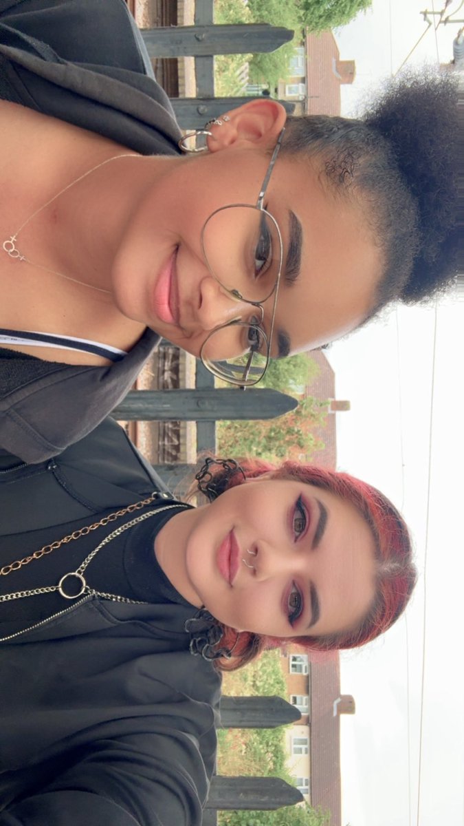 Yawkaroni's tweet image. I MET MIMIIIIIII

Also hello I moved to the UK 👹