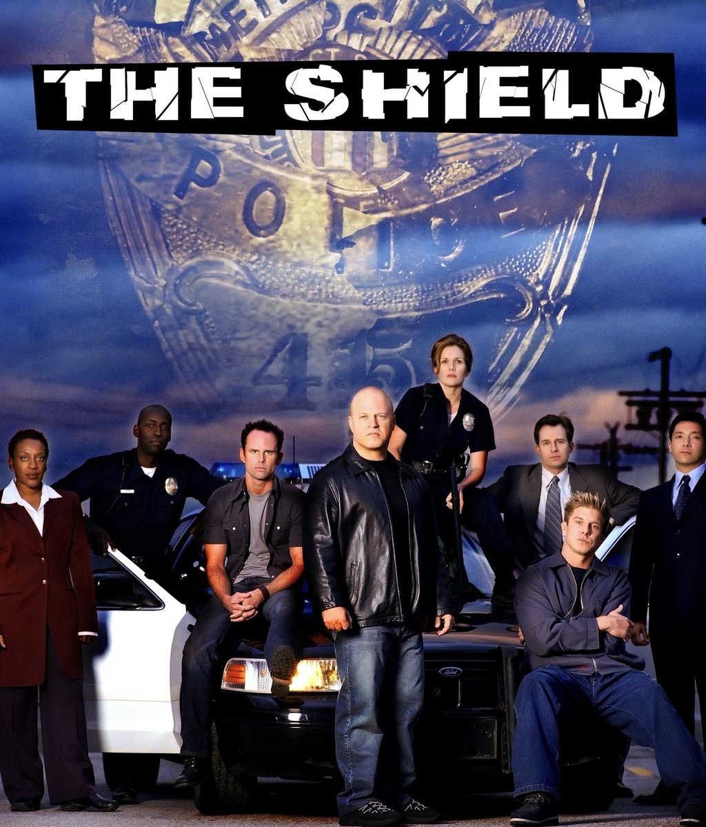 The Shield yapılmış en iyi polisiye dizidir. Sürükleyicidir, aksiyonu yüksektir, karakter derinliği üst düzeydir ve unutulmaz finaliyle televizyon tarihinin en büyüklerinden olduğunu kanıtlamıştır. Benim de favorilerimdendir.