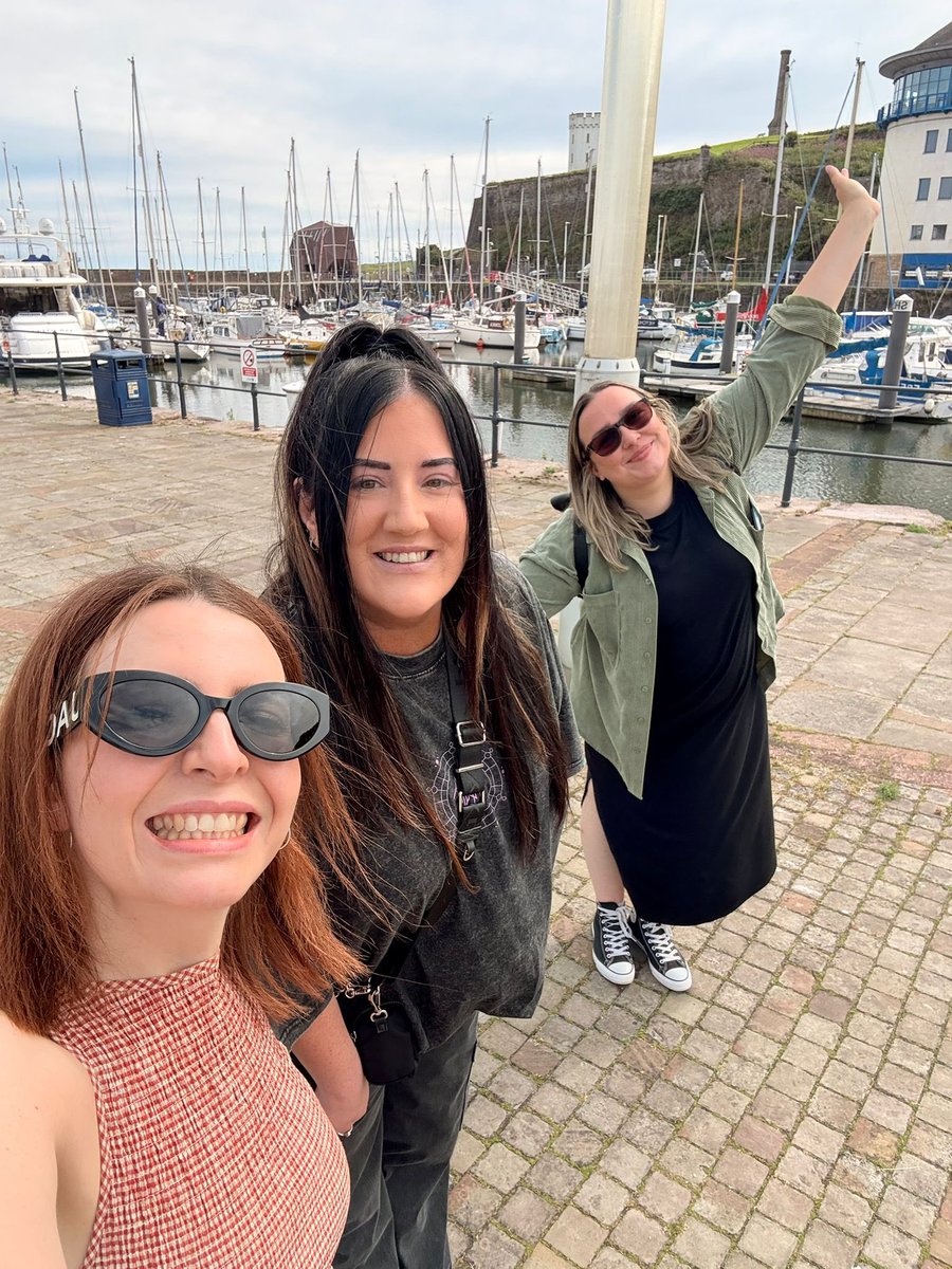 Here’s a nicer picture where we aren’t being attacked by wasps <a href="/MissSDoherty/">Shannen Doherty</a>