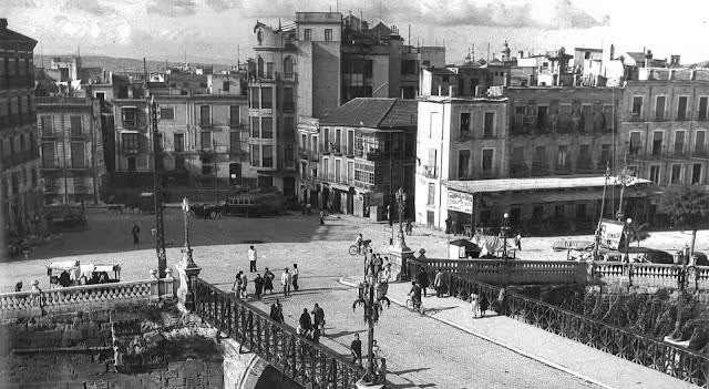 ¿Sabías que entre la desamortización del siglo XIX y los años 70 del pasado, Murcia perdió el 90% de las casas y palacios nobiliarios y señoriales que habían en la ciudad? Se dice rápido: 9 de cada 10. La mayoría de estilo barroco.

Te lo explico en el siguiente hilo 🧶 🧵