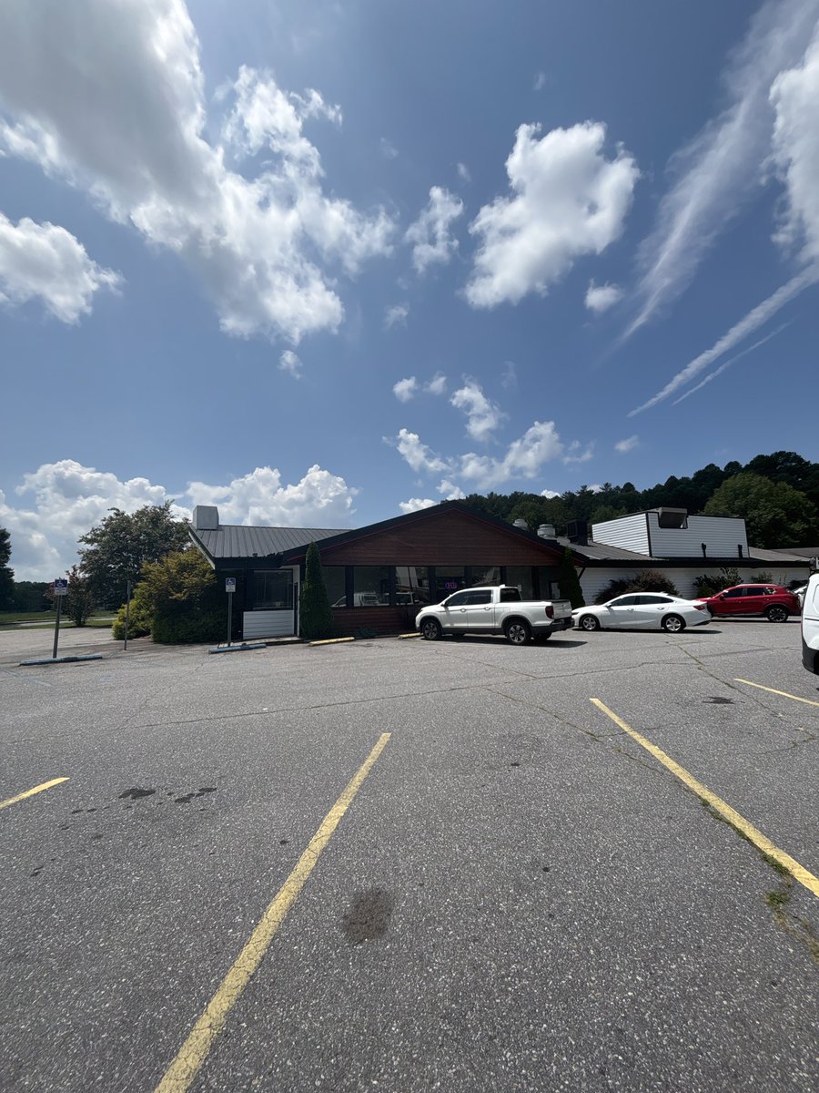 JLee_skytab's tweet photo. Sagebrush Steakhouse in Wilkesboro, NC is the last, but not least, of their line to level up with @SkyTabPOS Powered by @Shift4!  Staff love the interface and intuitiveness! https://t.co/5D0NS9XyBs
