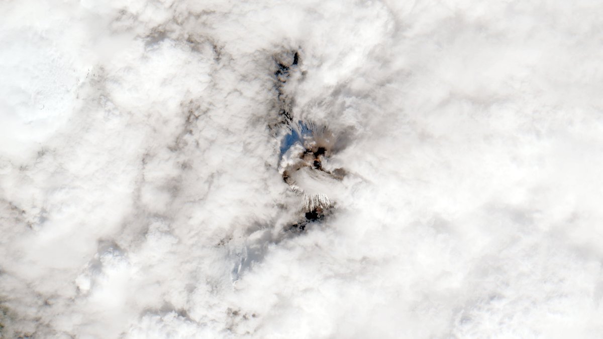 🌋Hoy habréis visto como, a consecuencia del terremoto de magnitud 8.8 ocurrido en Kamchatka, también parece haber entrado en erupción el Kliuchevskoi, uno de los volcanes más activos -y el activo más alto- de Eurasia. Pero, ¿es posible esta relación entre terremoto y erupción?