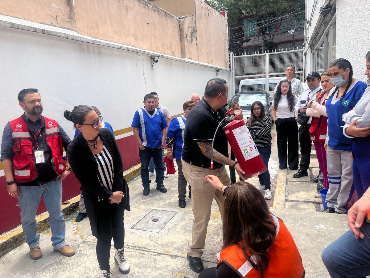 IsssteZNorte's tweet photo. Personal de Protección civil de la Delegación, realiza una “Plática de protección civil para uso de extintores 🧯 dirigida a personal del CAD San Rafael.🔥🔥
#TransformandoAlIssste
#ZonaNorteCDMX https://t.co/j2RtCbnGfA