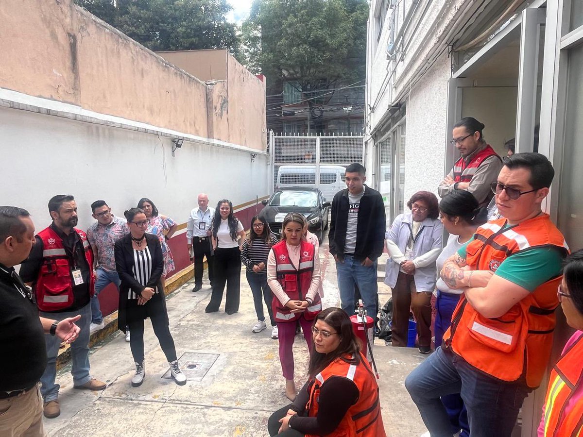 IsssteZNorte's tweet photo. Personal de Protección civil de la Delegación, realiza una “Plática de protección civil para uso de extintores 🧯 dirigida a personal del CAD San Rafael.🔥🔥
#TransformandoAlIssste
#ZonaNorteCDMX https://t.co/j2RtCbnGfA