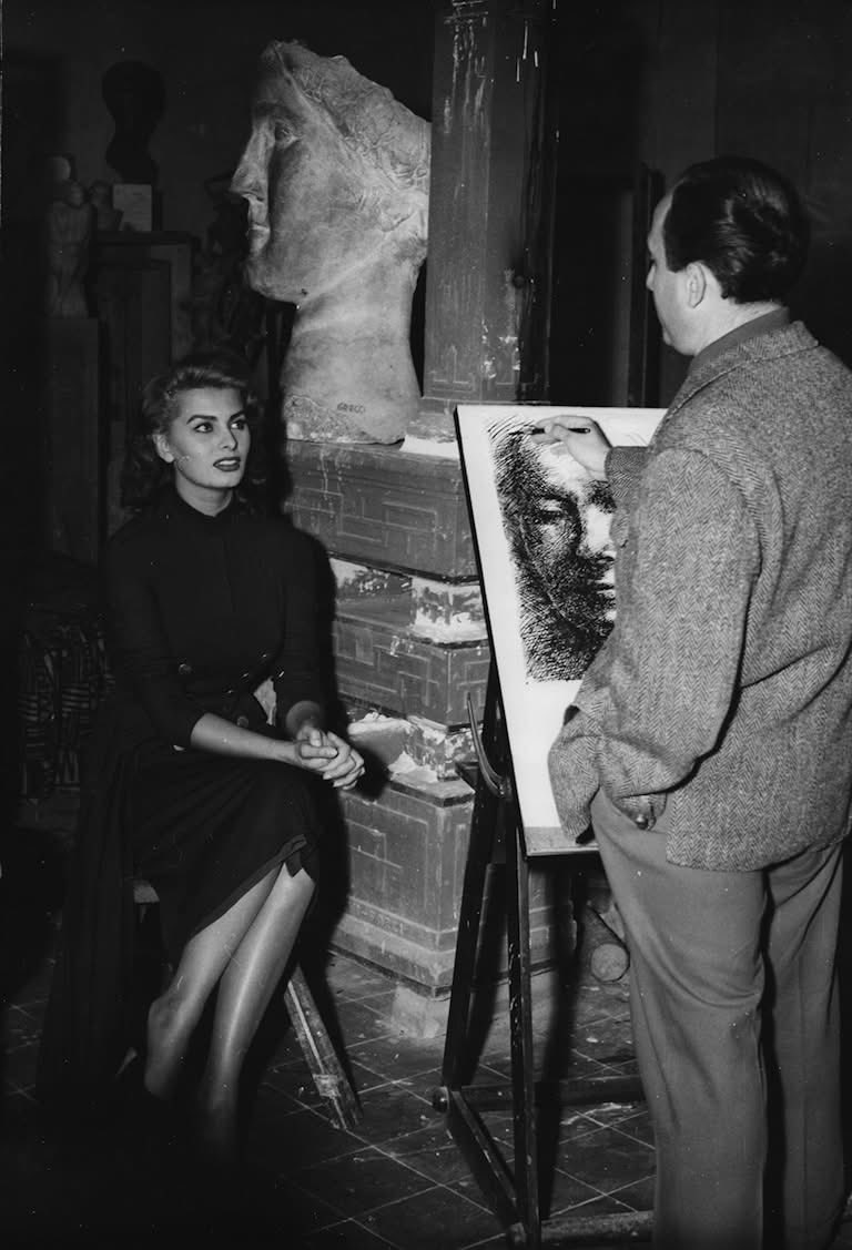 GmtServ66872's tweet photo. #fotografía #EmilioGreco mentre delinea #SofiaLoren nello studio di Villa Massimo. 📷 https://t.co/7xW1GpLOQL