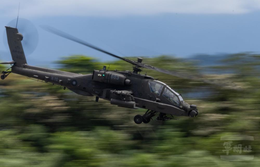 Images from an All-Out Defense Education event conducted by the Army Aviation Command's 601st Brigade involving AH-64E Apache and CH-47SD transport helicopters.

📸: MNA/MND