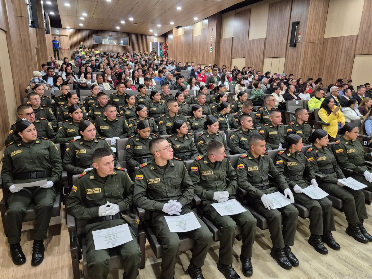 Se refuerza la seguridad en #Tunja. 

Juramento de Bandera de 42 nuevos Auxiliares de <a href="/PoliciaMTunja/">Policía Metropolitana de Tunja</a>, 18 hombres y 24 mujeres servirán a los tunjanos, su trabajo permitirá seguir siendo una de las ciudades capitales más segura del país. Fotos: <a href="/AlcaldiaTunja/">Alcaldía Mayor de Tunja</a>.