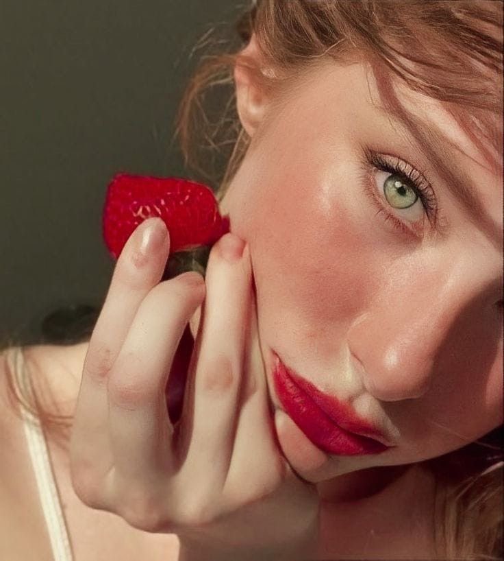 قلب مارق 
يستوجب التأديب
يغازل في الهوى قلب
ماأجمل العراقيل ...🤍

#كلها_ورد