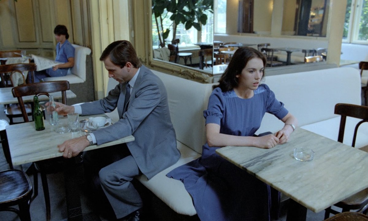 JackOCine's tweet image. À mi-chemin entre le drame intime et l’horreur métaphysique, #Possession est un film de rupture au sens littéral, où tout craque : les nerfs, les murs, le réel. La caméra d&apos;Andrzej Żuławski s’égare comme les êtres qu’elle suit, prise dans un flux de rage et de stupeur absolu.