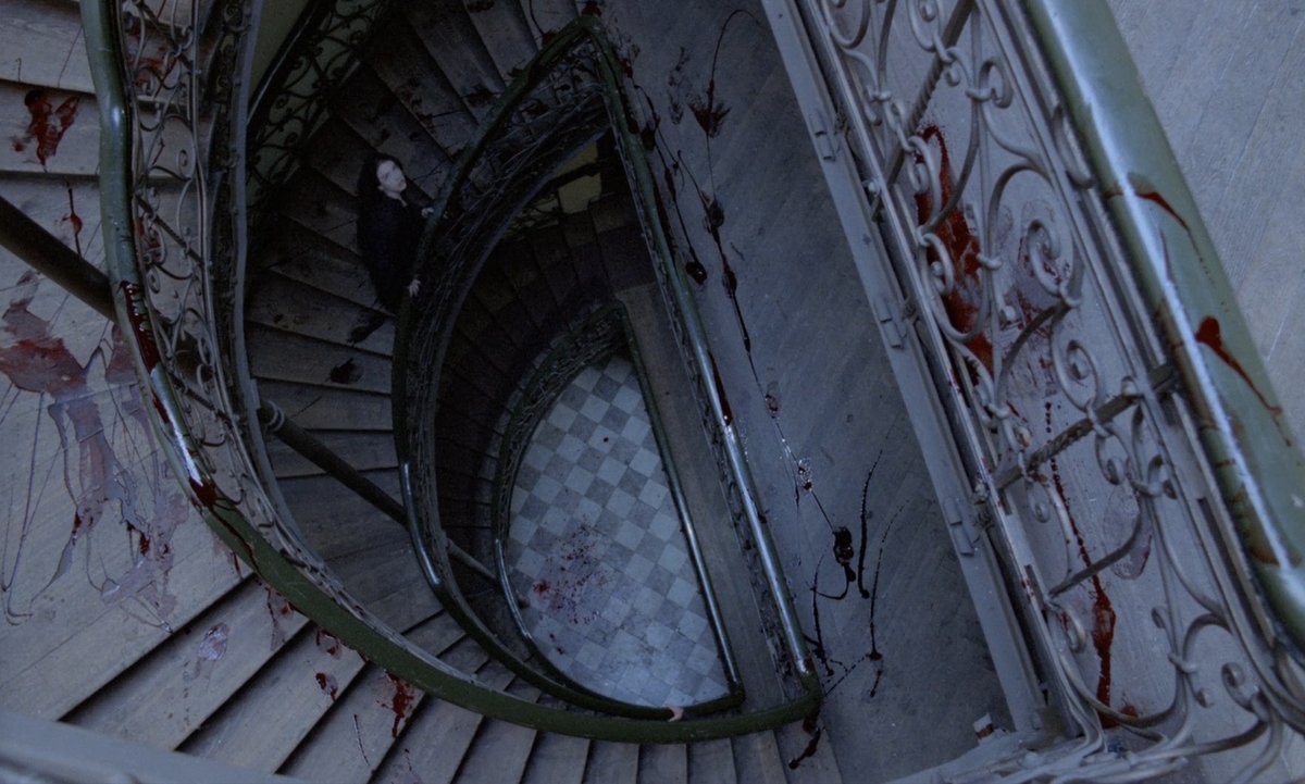 JackOCine's tweet image. À mi-chemin entre le drame intime et l’horreur métaphysique, #Possession est un film de rupture au sens littéral, où tout craque : les nerfs, les murs, le réel. La caméra d&apos;Andrzej Żuławski s’égare comme les êtres qu’elle suit, prise dans un flux de rage et de stupeur absolu.