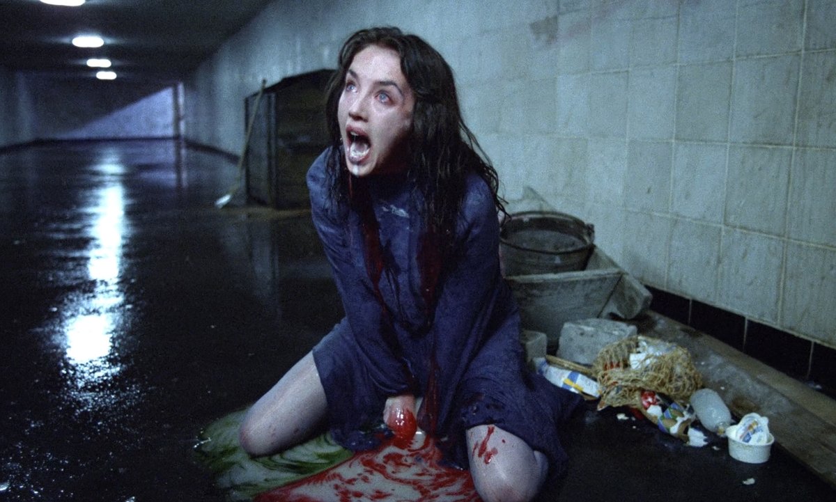 JackOCine's tweet image. À mi-chemin entre le drame intime et l’horreur métaphysique, #Possession est un film de rupture au sens littéral, où tout craque : les nerfs, les murs, le réel. La caméra d&apos;Andrzej Żuławski s’égare comme les êtres qu’elle suit, prise dans un flux de rage et de stupeur absolu.