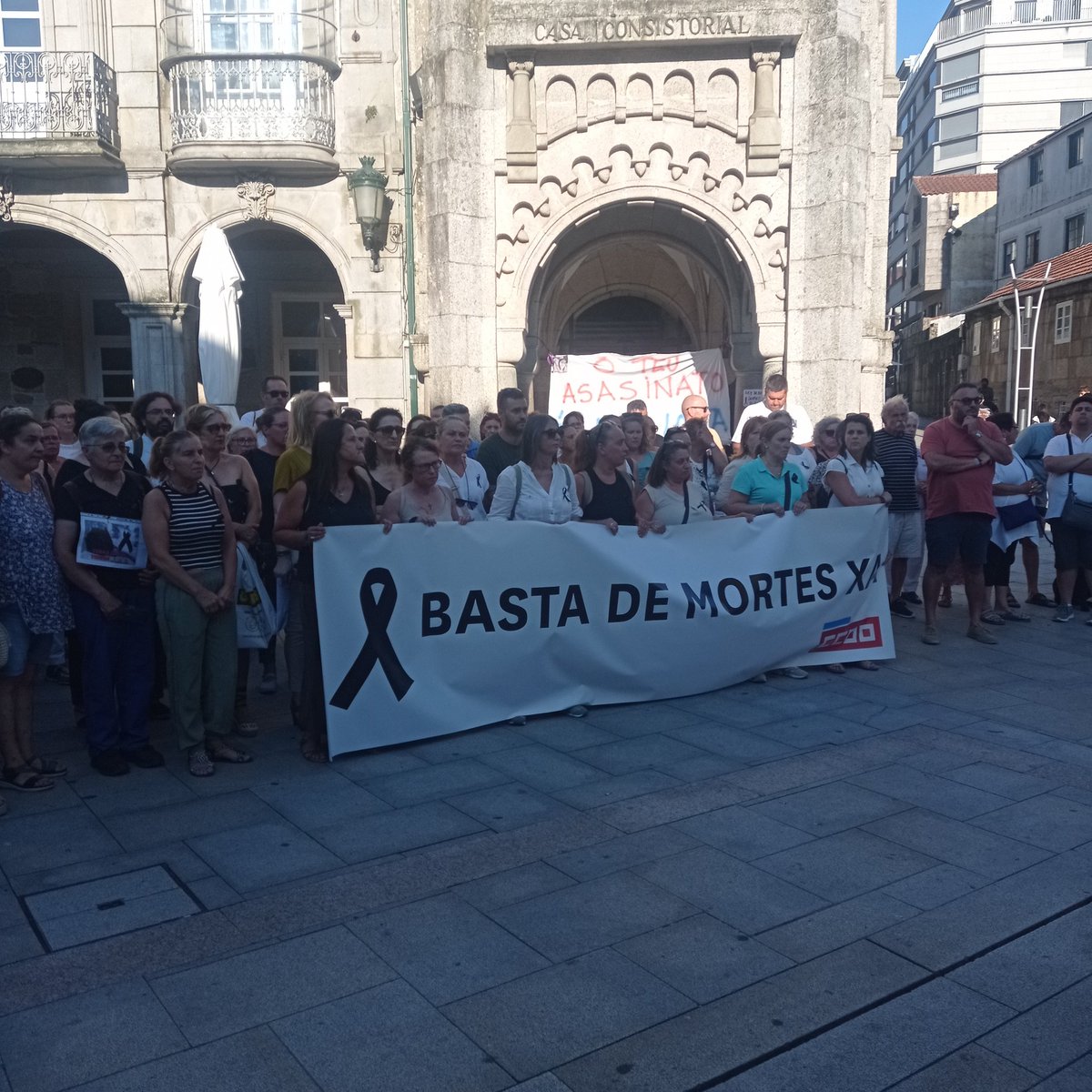 [#OPorriño] Estivemos xunto as traballadoras dos Servizos de Axuda ao Fogar denunciando o asasinato de Teresa cando facía o seu traballo. 

Esiximos medidas de seguridade no traballo e a súa remunicipalización para garantir que a vida esta por riba dos intereses empresariais.