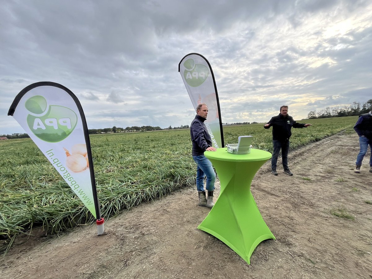 KorBerghuis's tweet photo. Even de uienkennis wat bijgespijkerd tijdens een uien- en fertigatiedemo.
@DeGrootenSlot @PPA_GROUP 
Tuma Ulrum
Van Iperen
Kramer https://t.co/TnxMJh2CA9