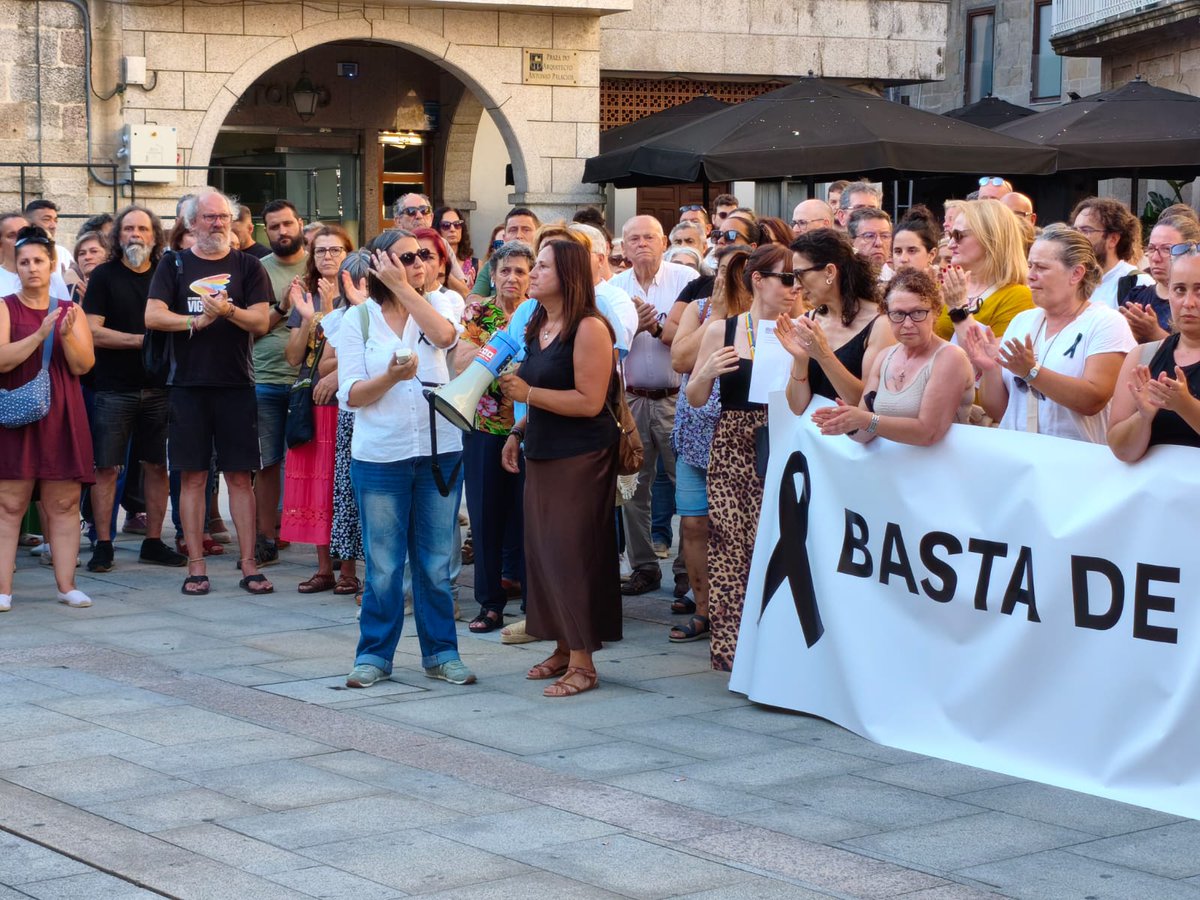 😢CCOO concéntranse en Porriño para lembrar a Teresa, traballadora do SAF falecida onte tras ser brutalmente atacada polo marido dunha usuaria do servizo 
‼Tras cada un destes sucesos hai un drama persoal, familiar e social‼
#accidentelaboral #salud #sos ccoo.gal/noticia:733746…