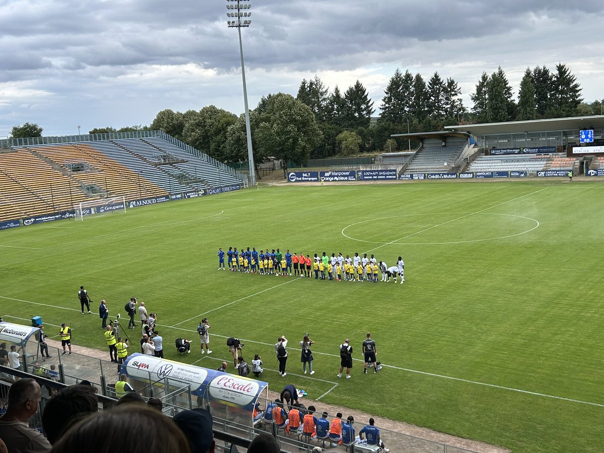 Luc (@luc_dspl) on Twitter photo 📍Stade Jean Laville, Gueugnon
Passons sur le match, c’est encore la préparation.
Mais va falloir quand même recruter, un créateur et tireur de coup de pied arrêté, un avant centre 
Sierralta, j’ai peur qu’il soit lent, mais très lent (sinon correct)
#TeamAJA 📍Stade Jean Laville, Gueugnon
Passons sur le match, c’est encore la préparation.
Mais va falloir quand même recruter, un créateur et tireur de coup de pied arrêté, un avant centre 
Sierralta, j’ai peur qu’il soit lent, mais très lent (sinon correct)
#TeamAJA