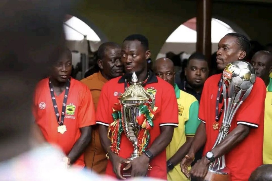 Asante Kotoko paid a visit to the Manhyia Palace this afternoon to present the Presidents Cup 🏆 and Toyota Cup 🏆 trophies to His Royal Majesty Otumfuo Osei Tutu II.

During the visit, the King also received a Customized 2025/2026 season home kit from The Hope Brand.