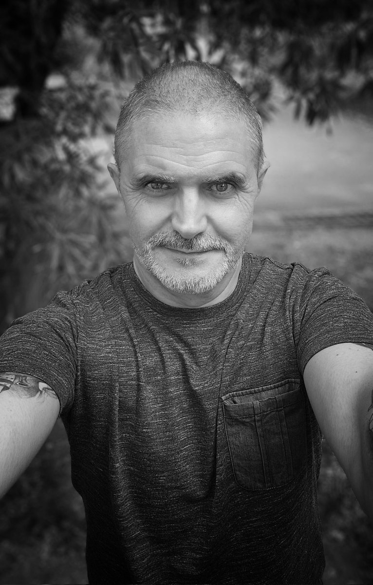 Soy energía que siente,
materia que recuerda.
Estas palabras que dejo
me acercan a lo que amo,
y a quien aún no he sido.

Escribir no es escapar,
es mirarme sin miedo
y descubrir quién soy
cuando el alma 
habla en voz baja.

🖤✨ #poesía #reflexión #autoconocimiento #Escribir