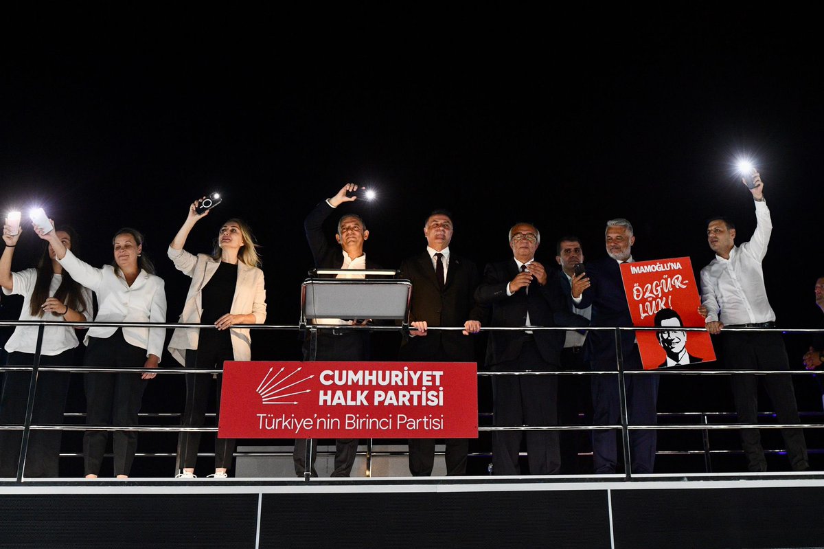 Cumhurbaşkanı Adayımız Ekrem İmamoğlu, Şile’nin seçilmiş Belediye Başkanı Özgür Kabadayı ve tüm yol arkadaşlarımız için özgürlük istiyoruz. Genel Başkanımız Özgür Özel öncülüğünde halkımızın iradesini savunuyoruz.

Kurtuluş yok tek başına, ya hep beraber ya hiç birimiz!