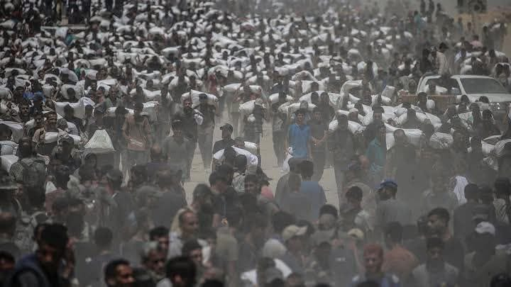 لبيك اللهم لبيك، لبيك لا شريك لك لبيك
حجاج بيت الله الحرام يلبسون الأبيض، ويطوفون
وجوعي غزة يحملون على أكتافهم شوالات الطحين البيضاء، ويطوفون حول أوجاعهم لوحدهم.