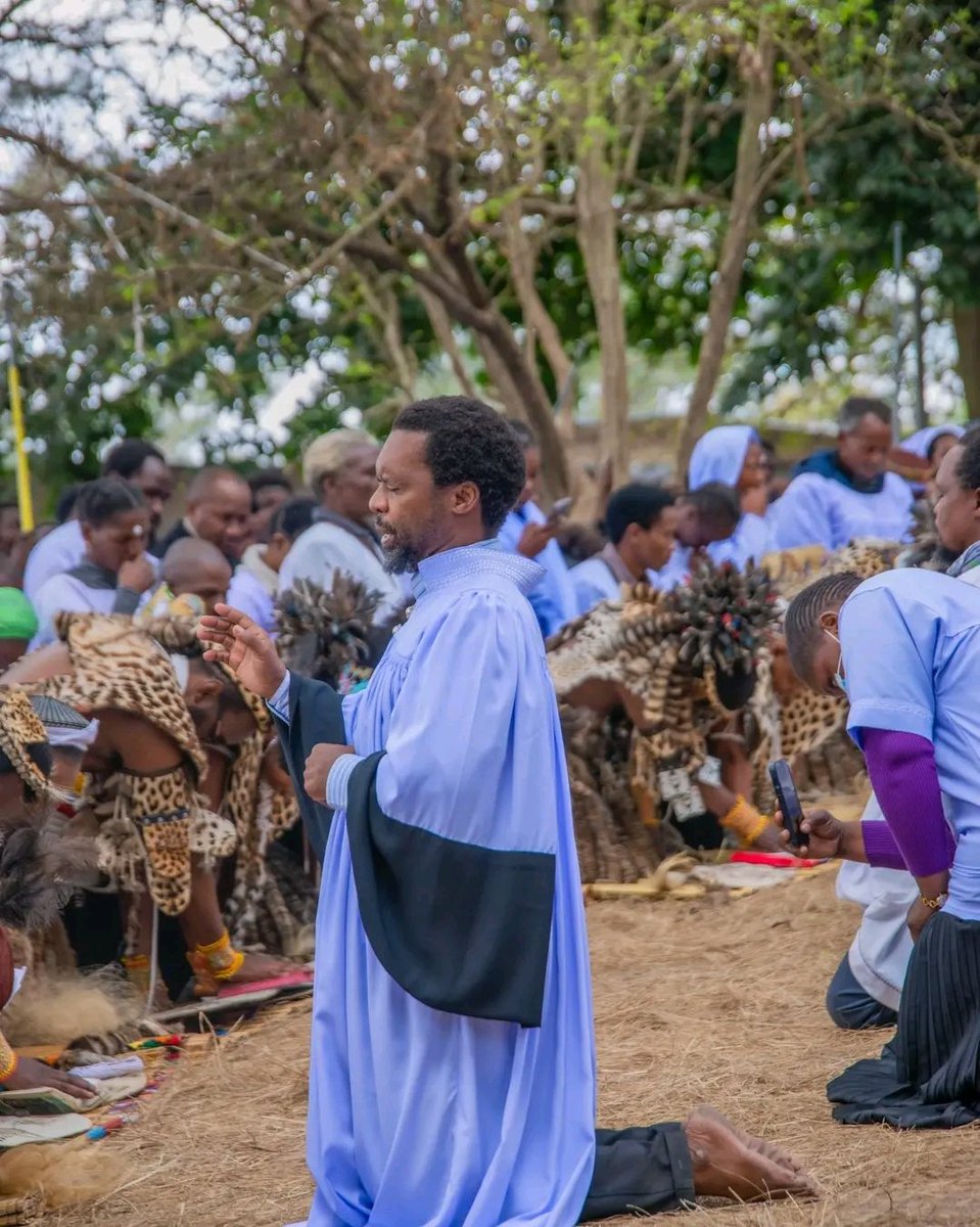 Namhla uyayakha imizi echithekileyo, namhla uvusa amanxiwa ezizukulwane.