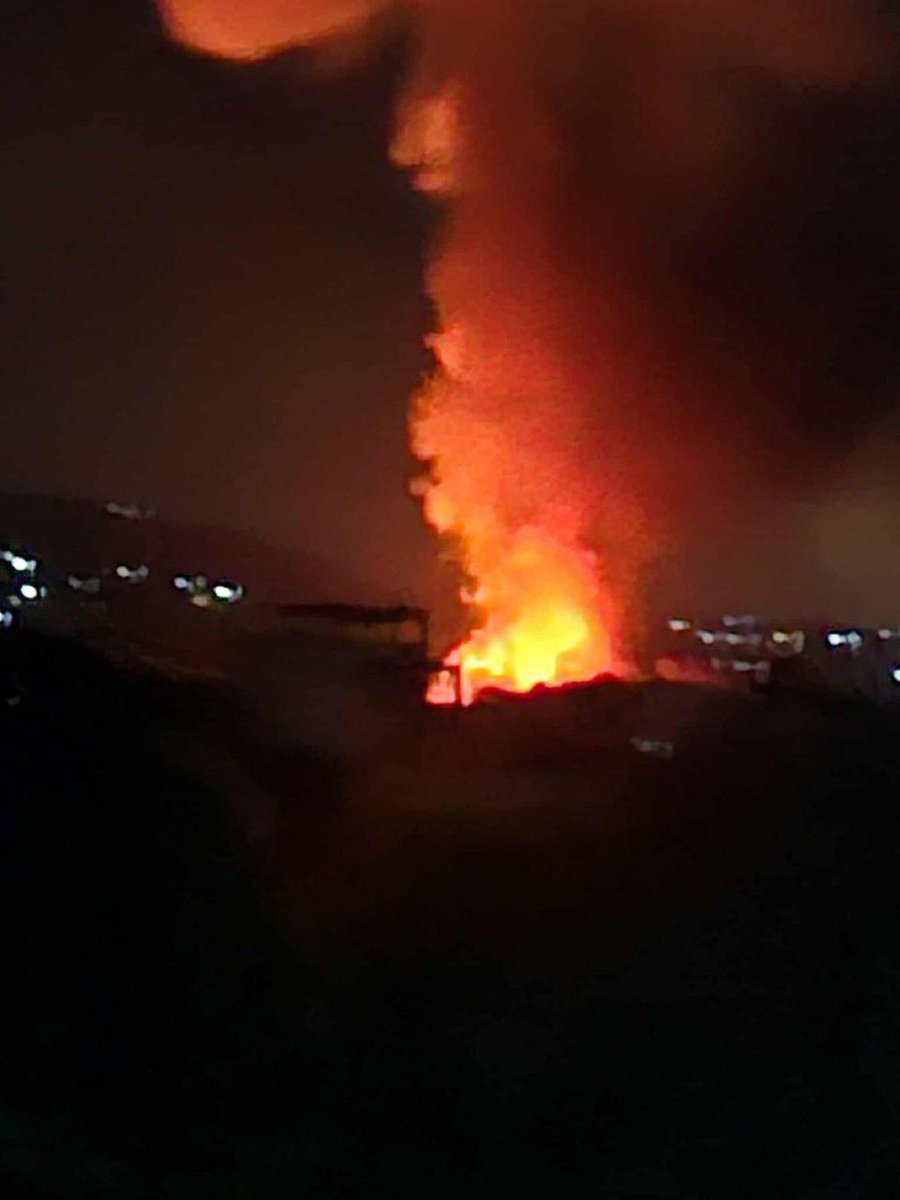 🔴🔴🔴|#SONDAKİKA
İşgalci #İsrail Ordusu,#Lazkiye’nin Ceble ekseninde bulunan #Suriye Ordusu’nun 107.Tugay'ına ait askeri üsse HAVA SALDIRISI DÜZENLEDİ!

Hedef alınan askeri üs #Türkiye’ye 50 km uzaklıkta.