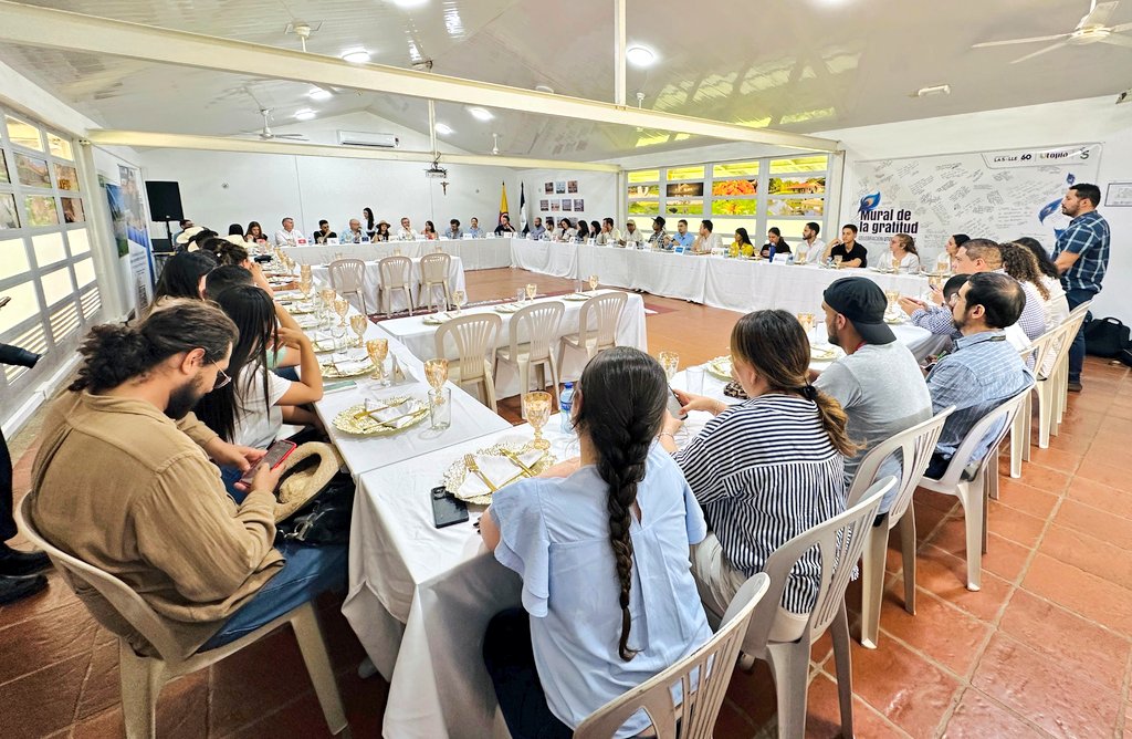 La Mesa de Cooperación de Juventudes sesiona fuera de Bogotá. No había mejor lugar que Utopía para dialogar con organizaciones de jóvenes, Gobierno, empresas y cooperantes sobre empleabilidad rural y cómo tender puentes entre jóvenes rurales y urbanos. #ConLasJuventudes 🇪🇺🤝🏽🇨🇴