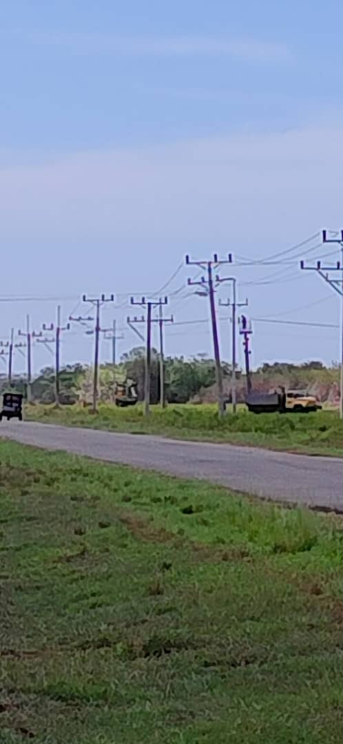 ElectricaCfgos's tweet photo. Hoy se realizó el tiró de conductor en un tramo de la línea de 33 kV que se construye en el municipio #Abreus #Cienfuegos #DePieYCombatiendo https://t.co/nWIL482ZOV