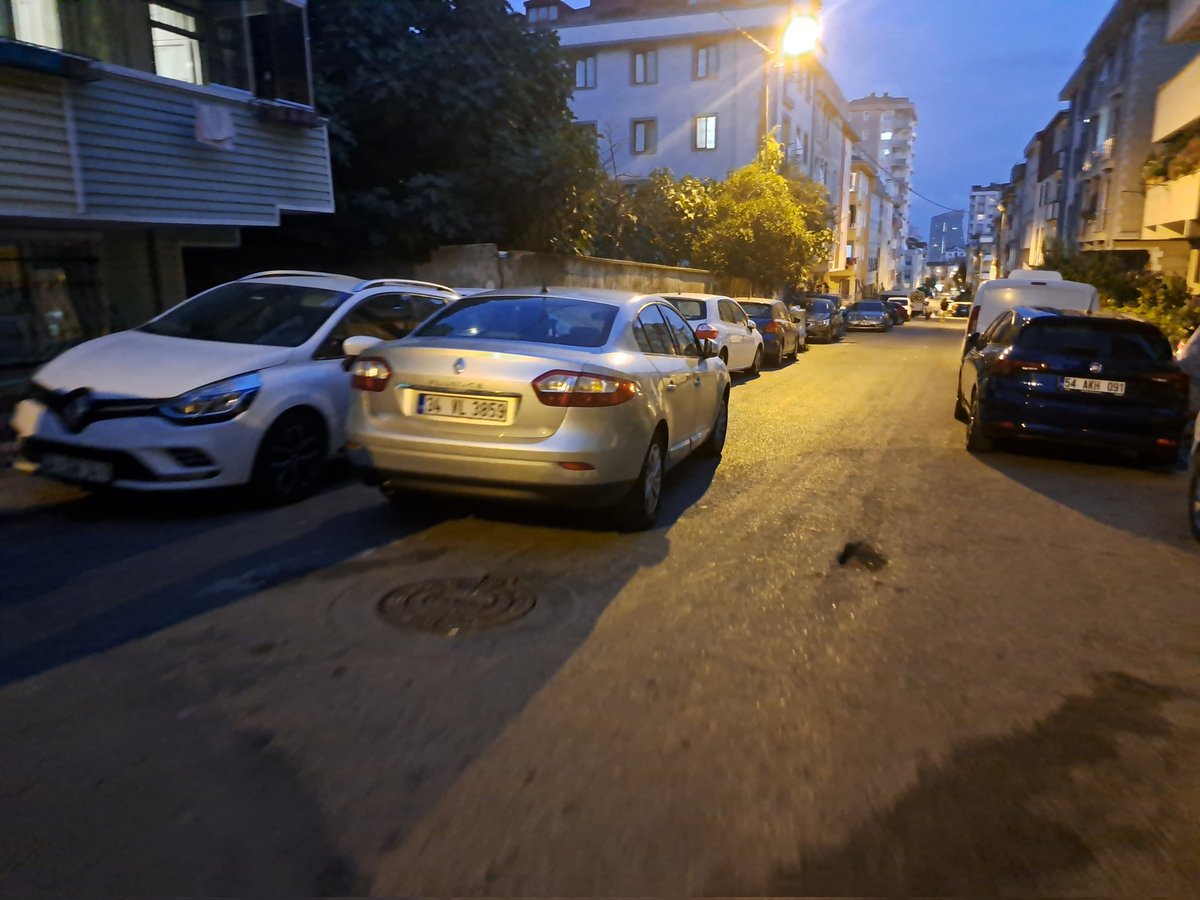 İnsanların bencilliği... İkinci sıraya araba koymak nasıl bir düşüncesizlik. Yere çöp atanlar, başkalarını düşünmeyenler bir bitmediniz...