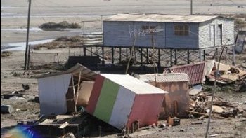 JoCamPerez's tweet photo. @GodNietzsche @holagibraltar @Informa3Chile @crizur California en 2011. Un gringo saco de weá fue a grabar como llegaba el tren de olas a la playa. Lo agarró una ola de 50 cm y se murió por hueón. Es la intensidad no la altura lo que provoca daños, y eso solo se puede saber cuándo llega a la costa.

Caldera en 2011: https://t.co/CoBDmYUvO9