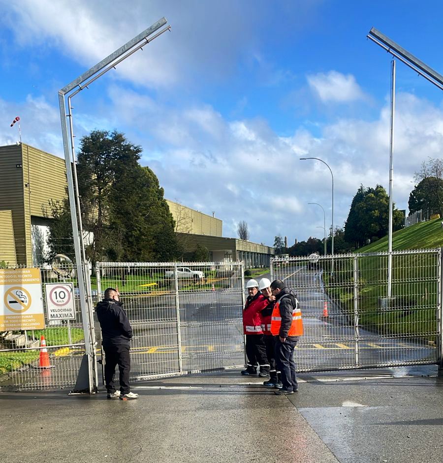 drtloslagos's tweet photo. 📍En #Quellón se realiza visita Inspectiva preventiva a plantas de proceso ubicados en zona costera, constatando la correcta ejecución de medidas preventivas en función de la #AlertaSenapred por Tsunami con un total de 2.533 trabajadores/as evacuados desde sus lugares de trabajo https://t.co/x8AtqAFmIp