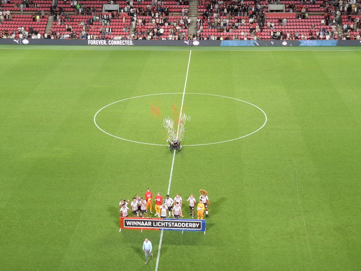 Berry van Aerle reikt de Lichtstad Cup uit aan PSV. De VDL-bokaal ook wel eens genoemd. PSV beleeft een slordige aanloop naar zondag, maar wint met 3-2.