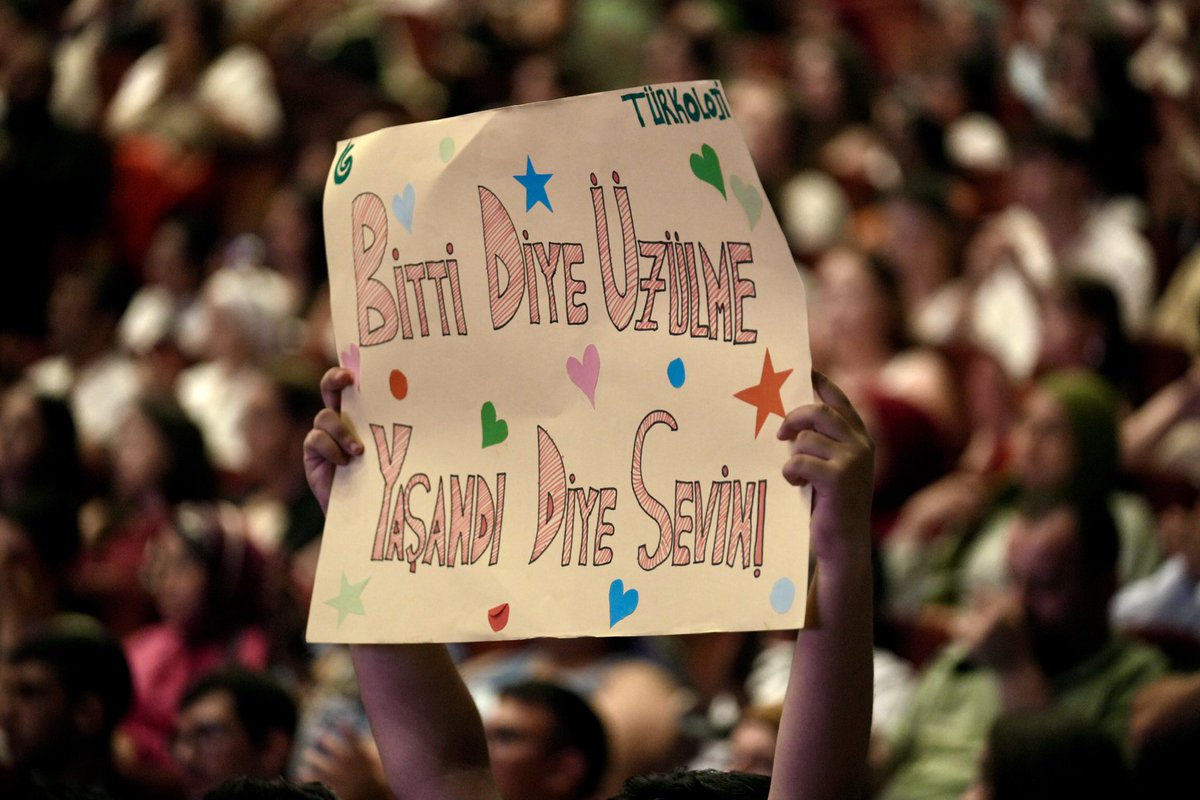 2025 Yaz Okulu finali, dostluğun en güzel hâline sahne oldu! ✨ 

Gösteriler, ödüller, müzik ve unutulmaz anlarla dolu bir kapanış… 🎉

Türkiye’nin dört bir yanından dünyaya kültür köprüleri kuruyoruz! 💙

#YunusEmreEnstitüsü #KültürüHissetTürkiyeyiKeşfet 
#YazOkullari2025