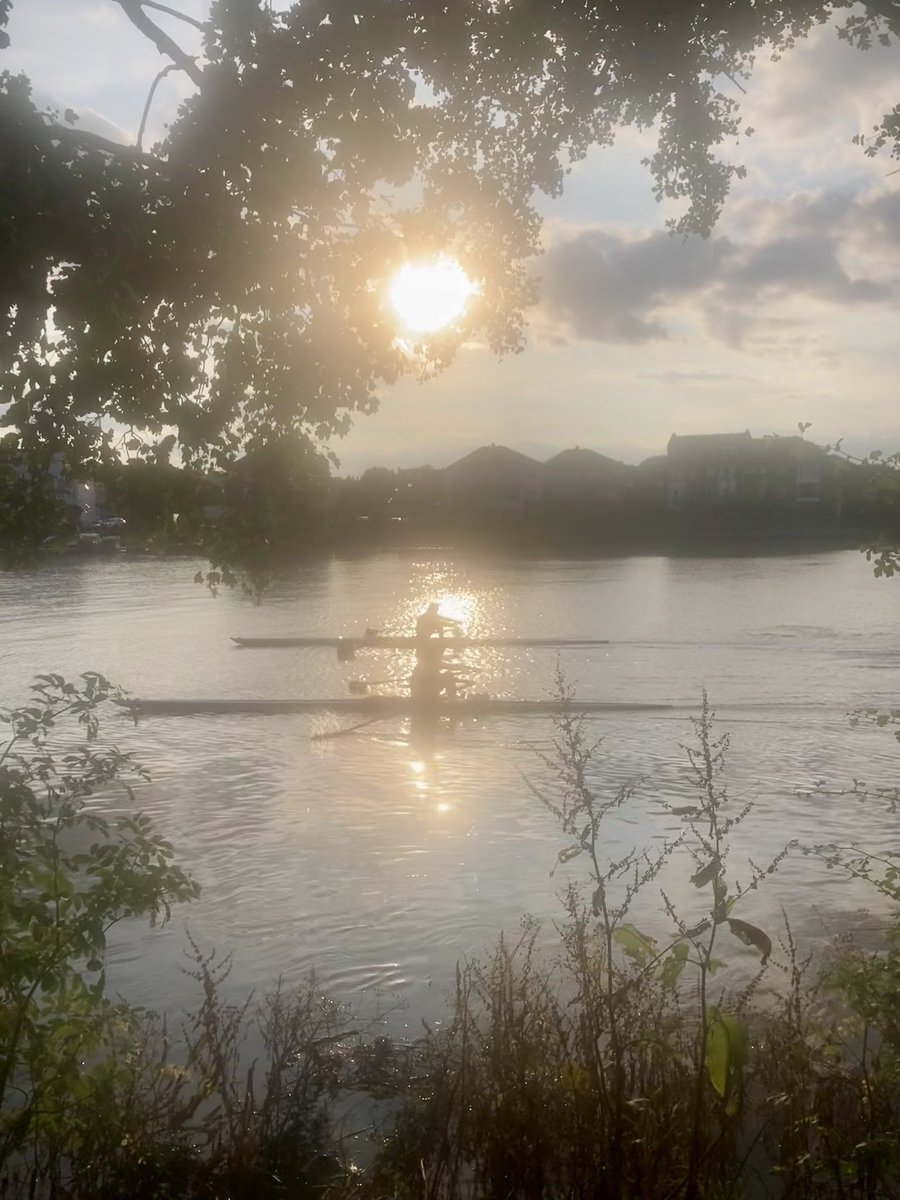 ‘Put your backs into it!’ — Thames looking towards Chiswick, London, at 7:30pm