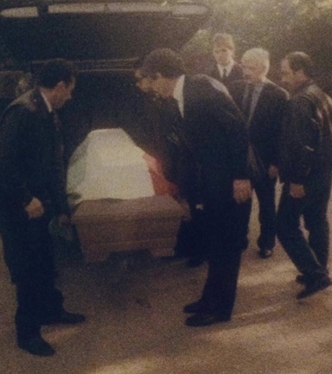 Vida (@vidasarafraz) on Twitter photo ۹ امرداد، سالروز قتل وحشیانه #فریدون_فرخزاد، اسطوره تکرارنشدنی
او یک هنرمند و یک میهن پرست واقعی بود که تمام زندگی اش را فدای ایران کرد.  
یادش گرامی🥀 ۹ امرداد، سالروز قتل وحشیانه #فریدون_فرخزاد، اسطوره تکرارنشدنی
او یک هنرمند و یک میهن پرست واقعی بود که تمام زندگی اش را فدای ایران کرد.  
یادش گرامی🥀