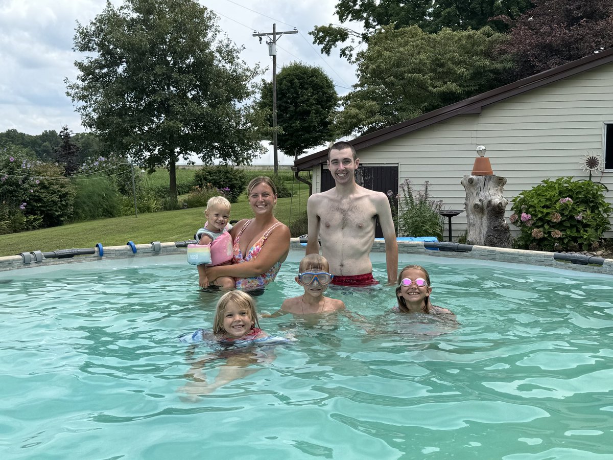 spartyryanh's tweet image. Pool day well spent with the Lucas clan🏊🏻‍♂️@KelsyeLucas