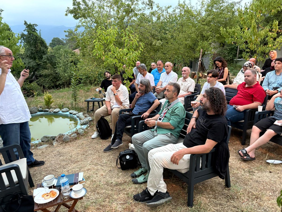 Bu akşam İlimbey Akademi'de bizi yalnız bırakmayan bütün misafirlere, dost ve arkadaşlarıma teşekkür ediyorum. 
Üstâdın ruhu şâd olsun.
@aherlizamanlar_