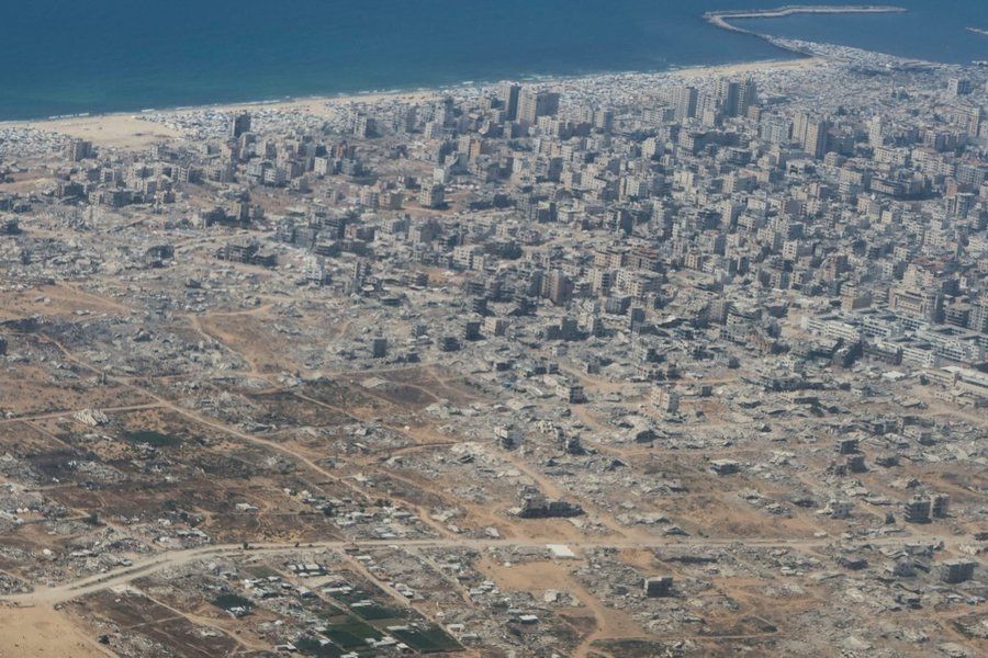 🚨 On July 28, Reuters released rare photos of an airdrop over Gaza City.

Today, Haaretz reports Israel has banned journalists on these missions from filming or publishing anything showing Gaza’s destruction.

Hiding war crimes in plain sight.