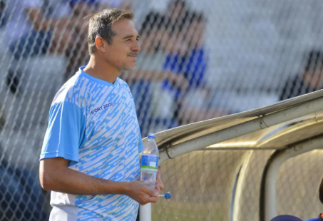 "Julián (Vignolo) es un joven que quiere ser futbolista, y hoy está en <a href="/ClubARacing/">Club Atlético Racing</a>. Acá una semana estaba vendido y la otra no, tenía un valor una vez y después otro. Pero no puedo opinar mucho de la situación", el entrenador Hernán Medina ahora, en <a href="/sincodigos993/">Sin Códigos</a>.