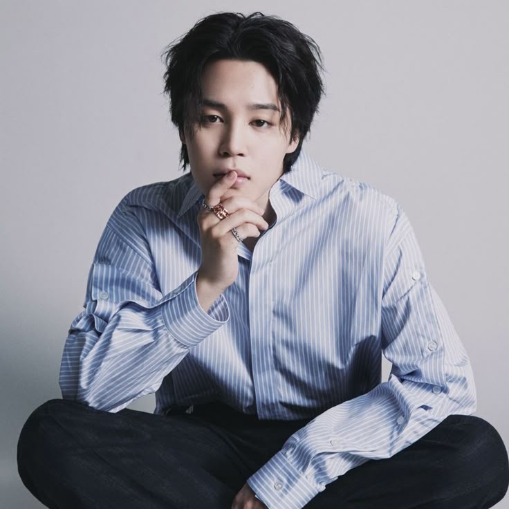📰| Segundo o The Sun, Jimin gravou um clipe em Madrid, Nova York e Seul, em locações abertas à noite. Em Nova York, uma avenida chegou a ser fechada para as filmagens.

O cantor teria usado dois visuais: cabelo loiro e moreno.