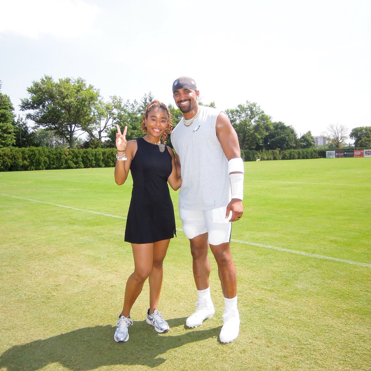 Symone_Stanley's tweet photo. Jalen Hurts 🤝🏽 Symone with the sports

#eagles https://t.co/q83c16kBD7