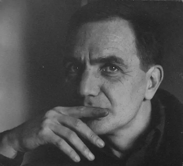 Una vez llamé por teléfono a Borges para invitarlo a dar una conferencia, cuando tenía 20 años. Y él declinó porque, me dijo, no sabía hablar; de hecho, en esa época todavía no hablaba en público.

J.R Wilcock, en entrevista con Gastone Favero, 1973