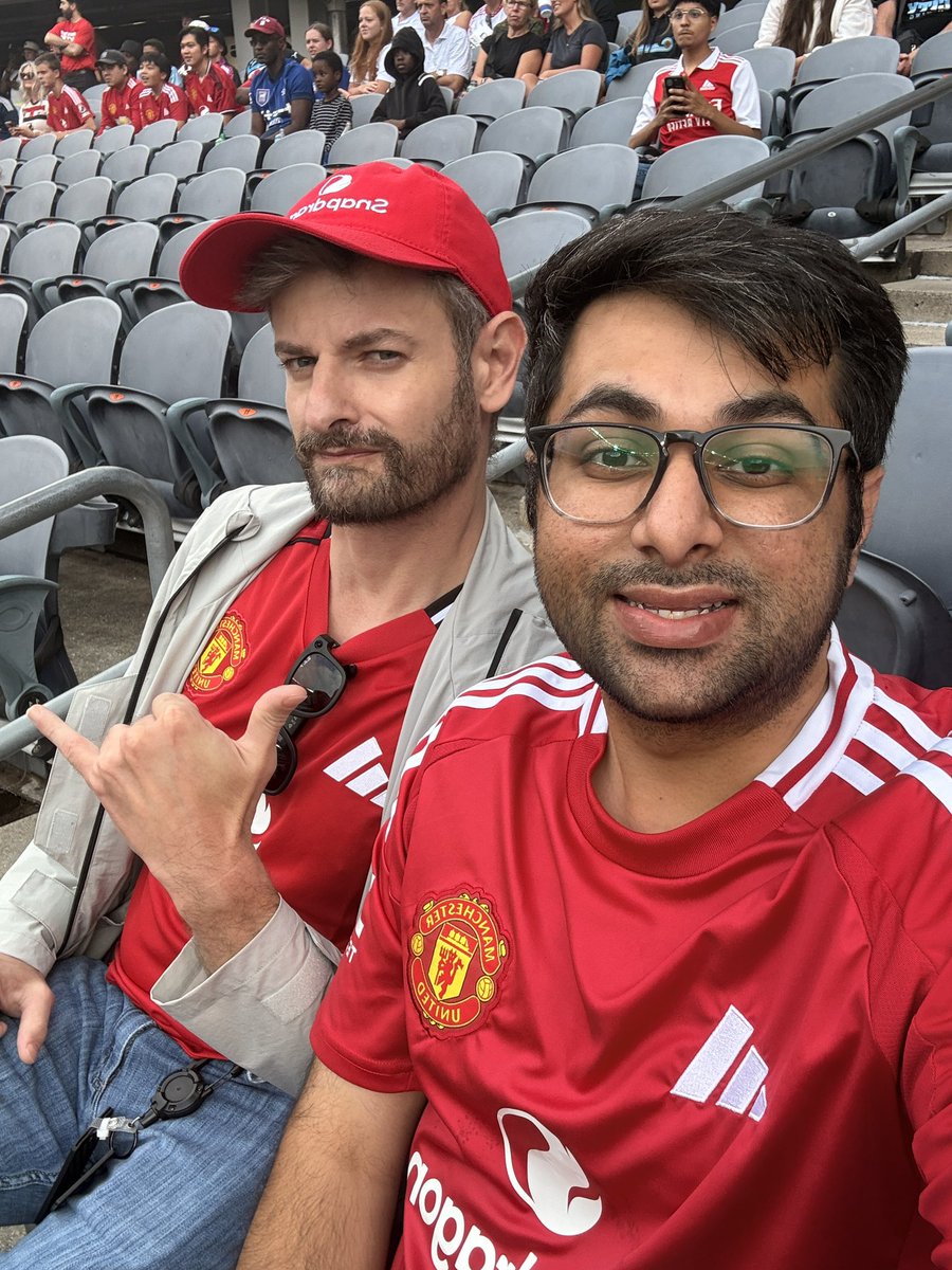 .<a href="/ManUtd/">Manchester United</a> we’re here cheering for you w/<a href="/M1K4_3L/">M1Κ4_3L</a> !

#Snapdragon #ManUtd #Chicago
