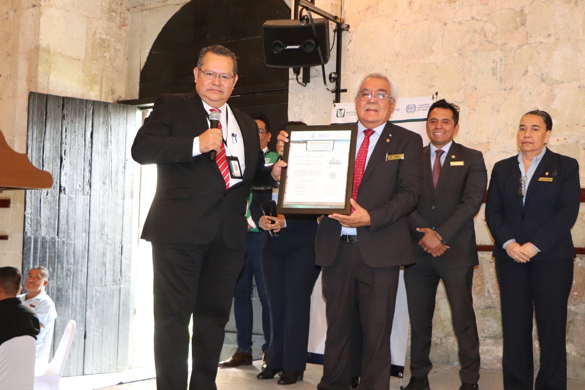 IMSS_Oaxaca's tweet photo. El #IMSSOaxaca, a través de la #JSTPES, renovó el Distintivo #ELSSA al #HotelQuintaReal, reconociendo su firme compromiso con la seguridad, salud y bienestar de su personal, mediante acciones preventivas en el entorno laboral. 🏨👷🏼‍♀️ https://t.co/nJi2b9nTL9