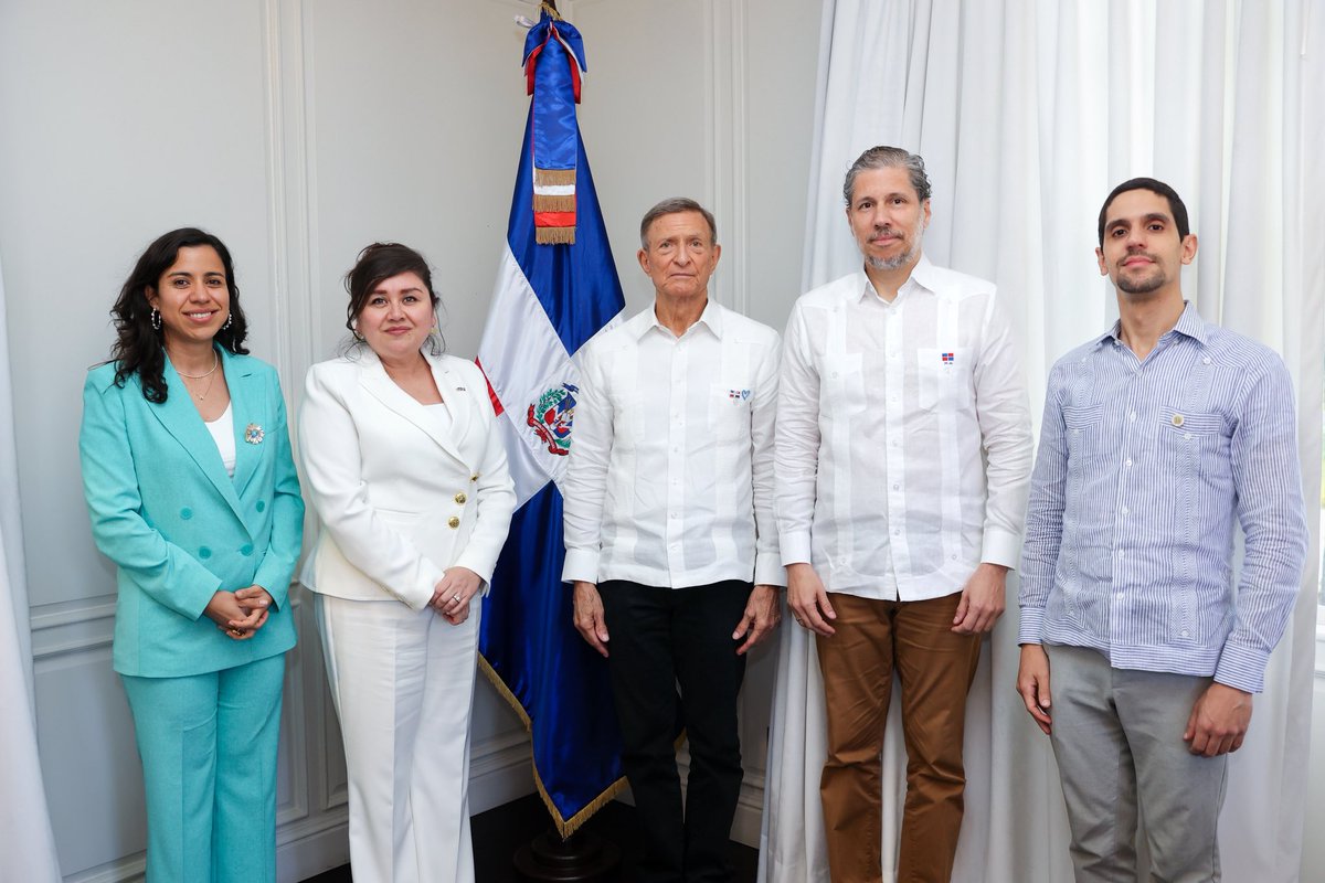 El canciller <a href="/RobalsdqAlvarez/">Roberto Alvarez</a> recibió en su despacho a la encargada de Negocios de la <a href="/EmbajadaUSAenRD/">EmbajadaUSAenRD</a>, Patricia Aguilera junto a una comitiva, con quien sostuvo una reunión de trabajo.🇩🇴🤝🏻🇺🇸

Durante esta reunión el ministro Álvarez estuvo acompañado por el director de Estudios